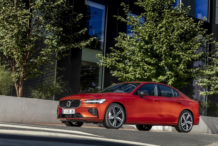  Volvo S60 T8 R-Design 2018 года  (WW) (фото 34 из 40)
